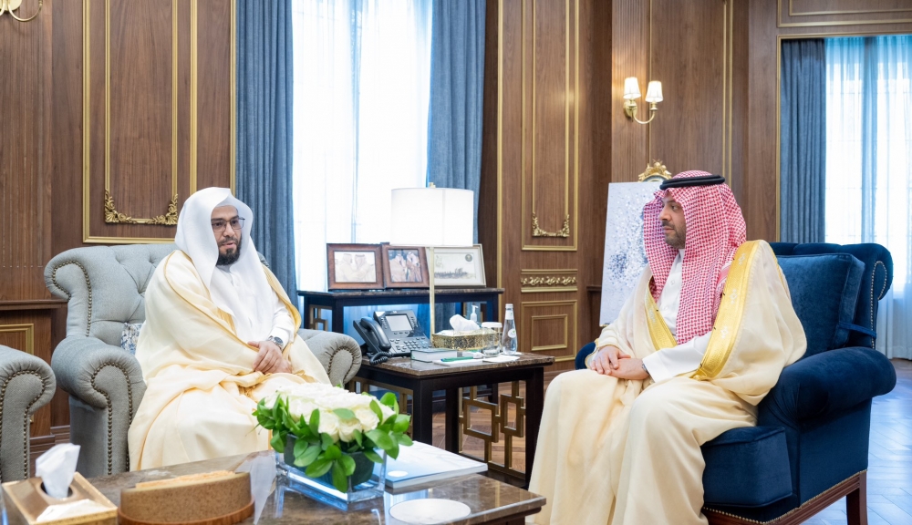 سمو أمير الحدود الشمالية يتسلّم التقرير السنوي لفرع هيئة الأمر بالمعروف بالمنطقة