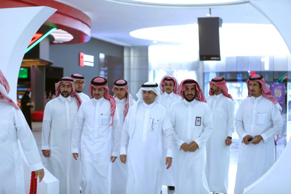 رئيس جامعة الحدود الشمالية يزور معرض القبول الجامعي بمجمع العثيم مول