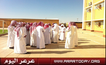 الطلاب يرفضون دخول المدرسة حتى تنفذ مطالبهم ..\"جدار عازل\" يربك الدراسة في ثانوية الجميما برفحاء