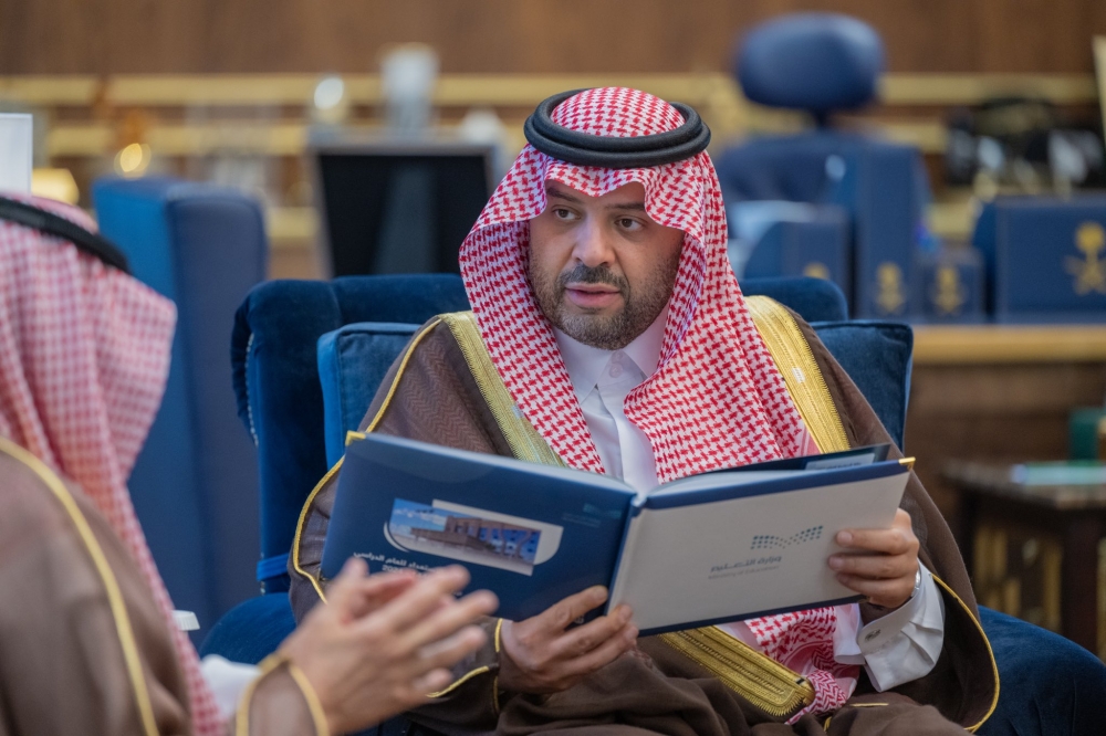 سمو أمير الحدود الشمالية يتسلم تقريرًا عن أعمال الإدارة العامة للتعليم بالمنطقة