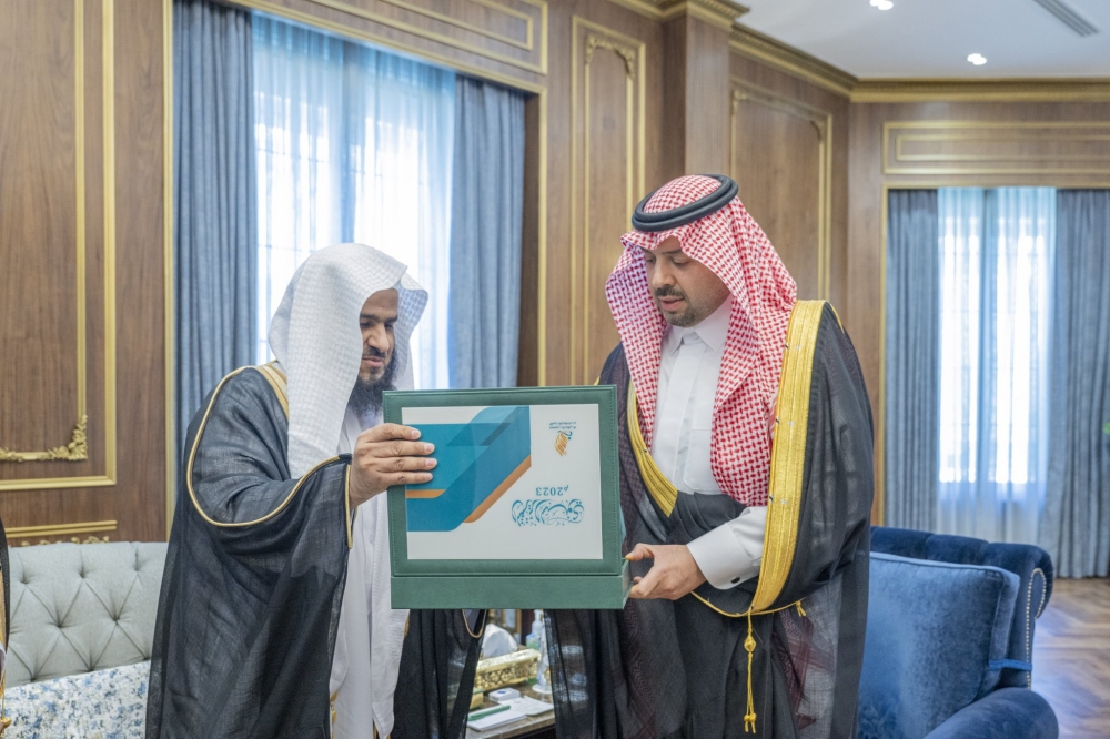 سمو أمير الحدود الشمالية يتسلم التقرير السنوي لجمعية