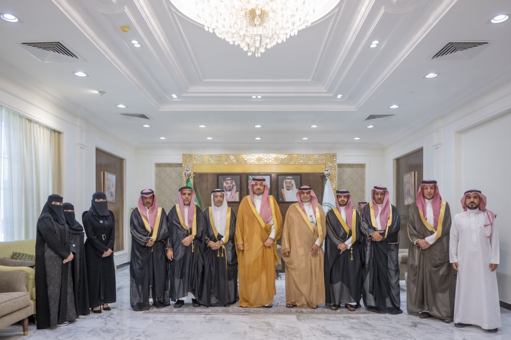 سمو أمير منطقة الحدود الشمالية يستقبل مدير فرع وزارة الموارد البشرية وأعضاء جمعية