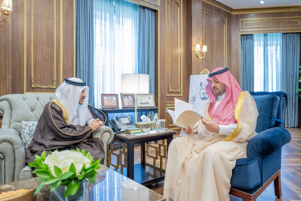 سمو أمير الحدود الشمالية يستقبل مدير فرع المؤسسة العامة للتأمينات الاجتماعية بالمنطقة