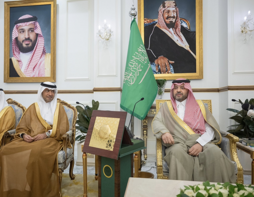 سمو أمير الحدود الشمالية يُدشن مشروع جسر طريق الملك خالد ويُسلم وحدات سكنية للمستفيدين ضمن مبادرة