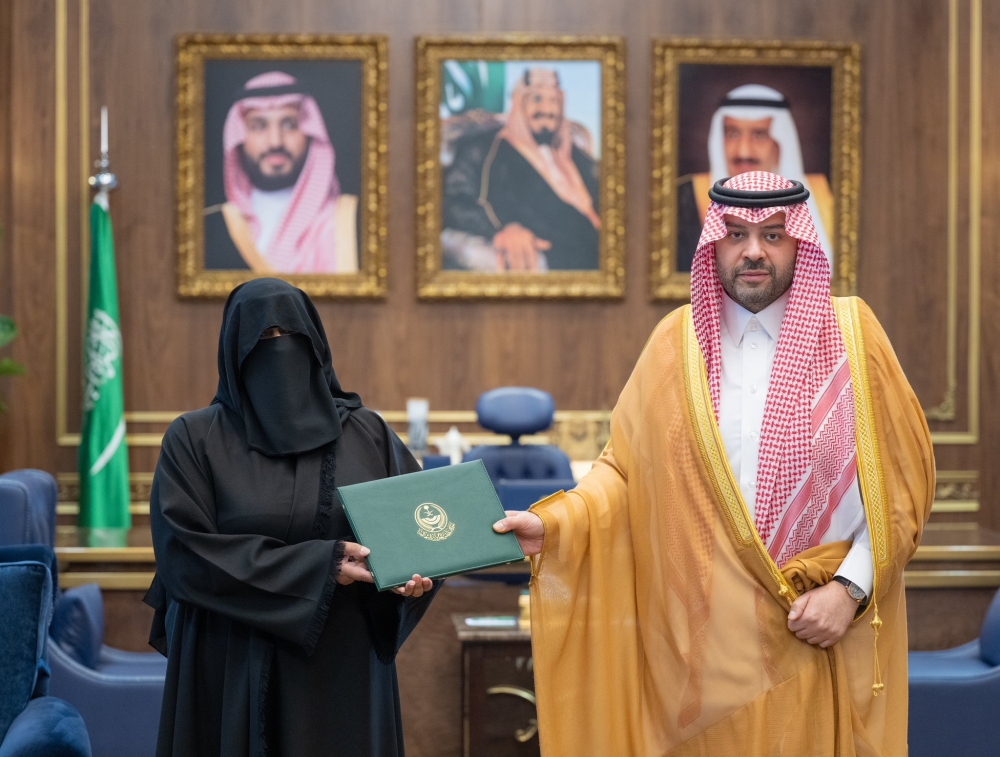 سمو أمير الحدود الشمالية يكرم المعلمة صبيحة العنزي تقديراً لجهودها التطوعية رغم التحديات الصحية