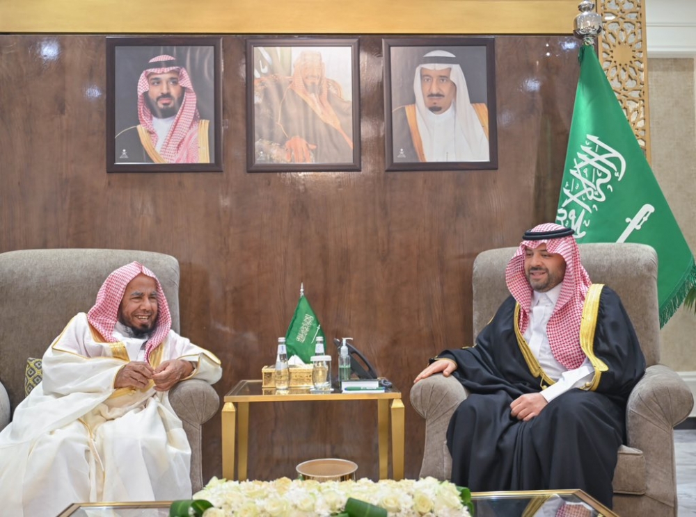 سمو أمير الحدود الشمالية يستقبل عضو هيئة كبار العلماء الشيخ عبدالله المطلق