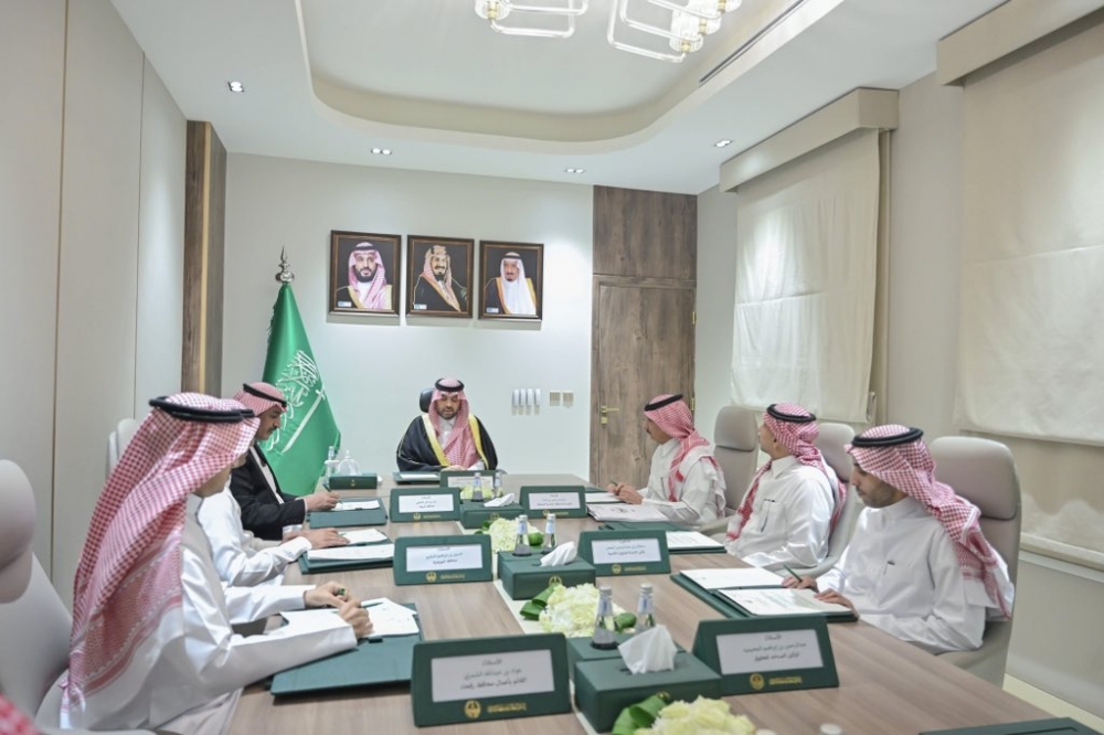 سمو أمير الحدود الشمالية يرأس الاجتماع الدوري مع وكلاء الإمارة والمحافظين