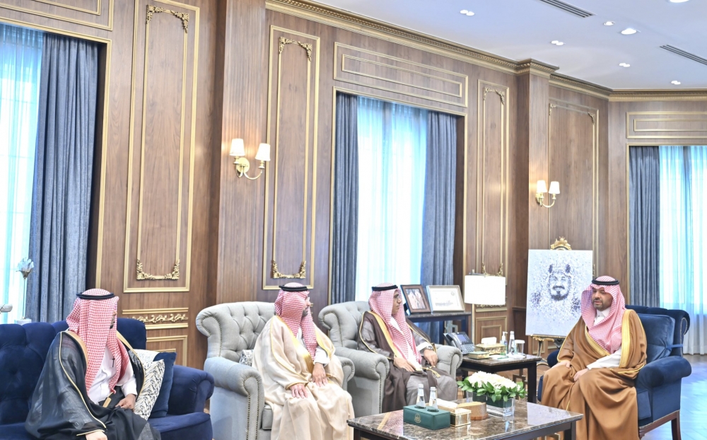 سمو أمير الحدود الشمالية يستقبل رئيس سفراء جمعية الأدب المهنية بالمنطقة