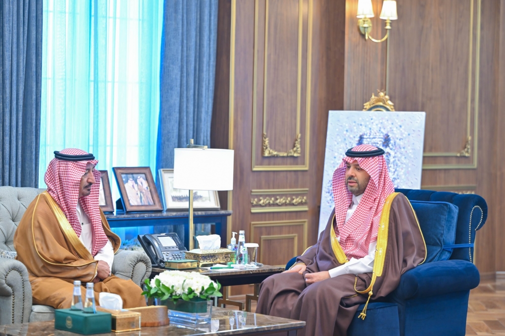 سمو أمير الحدود الشمالية يستقبل أمير الفوج السابع والثلاثين للحرس الوطني