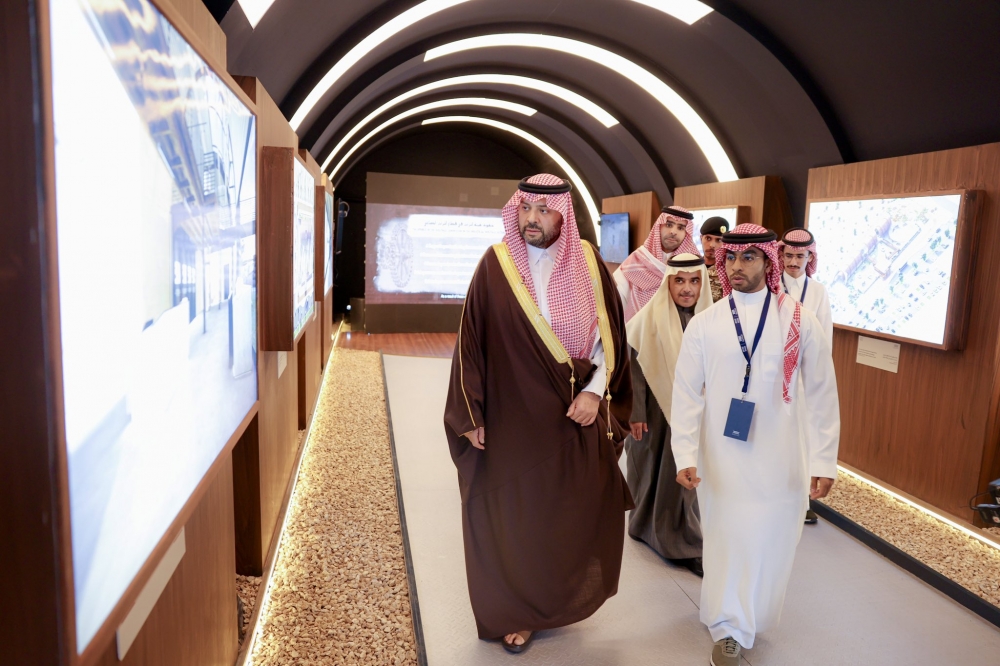 سمو أمير الحدود الشمالية يتفقد فعاليات