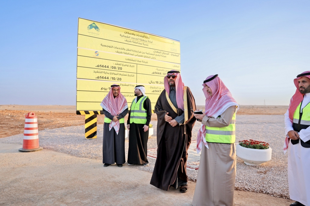 سمو أمير الحدود الشمالية يتفقد سير العمل في مشروع طريق الأمير سلطان بمحافظة طريف