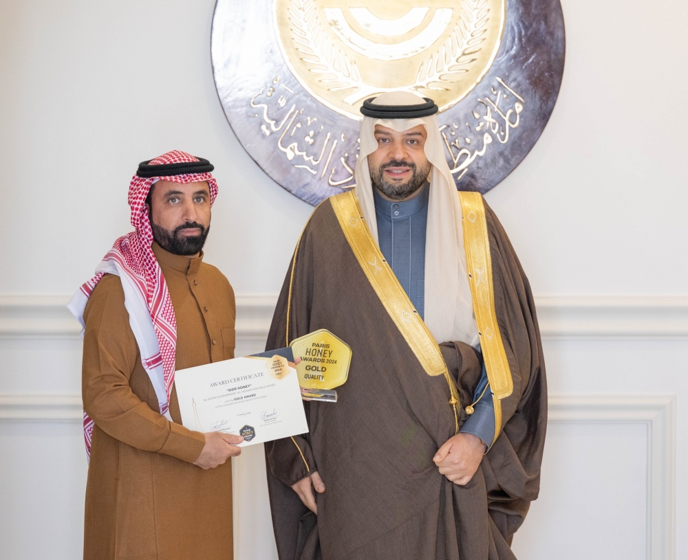سمو أمير منطقة الحدود الشمالية يهنئ النحَّال الشمري بمناسبة حصوله على الدرع الذهبي في مسابقة باريس الدولية للعسل