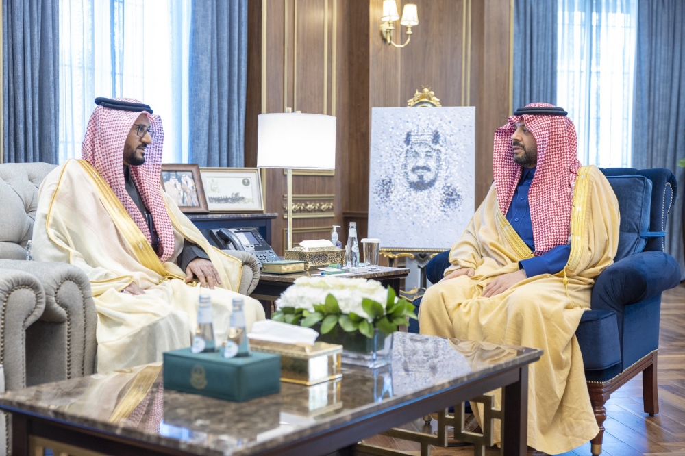 سمو أمير منطقة الحدود الشمالية يستقبل مدير جمرك منفذ جديدة عرعر