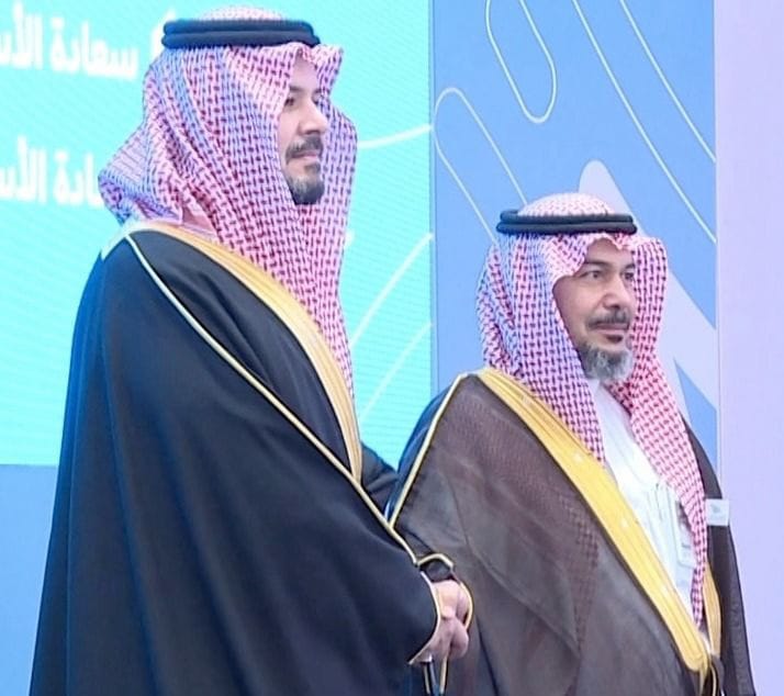 سمو أمير منطقة المدينة المنورة يكرم الأستاذ زيد مطلق العنزي وعرعر اليوم تهنيء