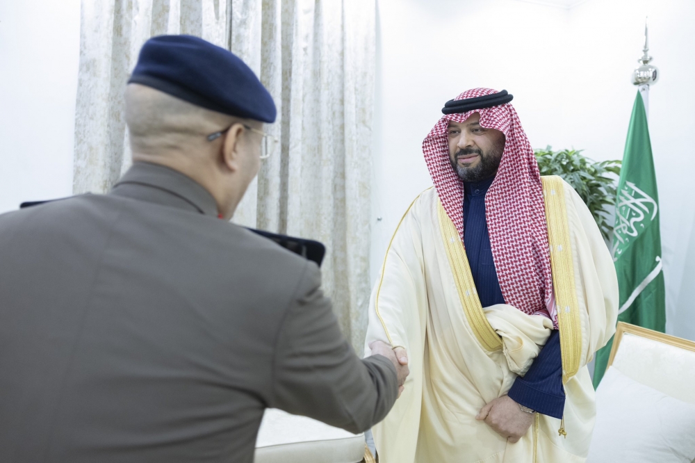 سمو أمير الحدود الشمالية يستقبل مدير الدفاع المدني بالمنطقة بمناسبة اليوم العالمي للدفاع المدني