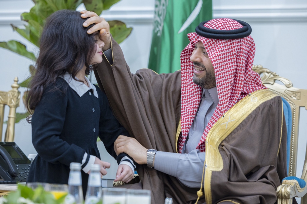 سمو أمير الحدود الشمالية يُشارك أبناء جمعية رؤوف للأيتام مأدبة الإفطار