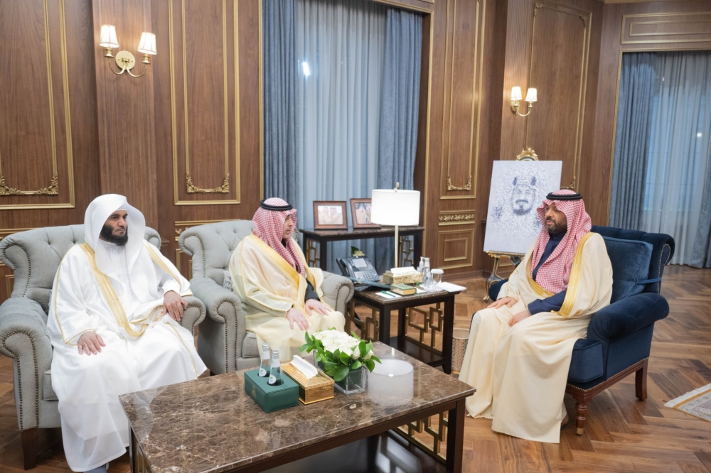 سمو أمير الحدود الشمالية يتسلَّم تقريراً عن أعمال جمعية السكينة والرحمة برفحاء