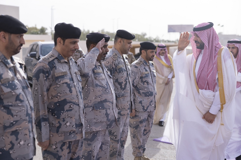 سمو أمير الحدود الشمالية يعايد ضباط وأفراد حرس الحدود بالمنطقة