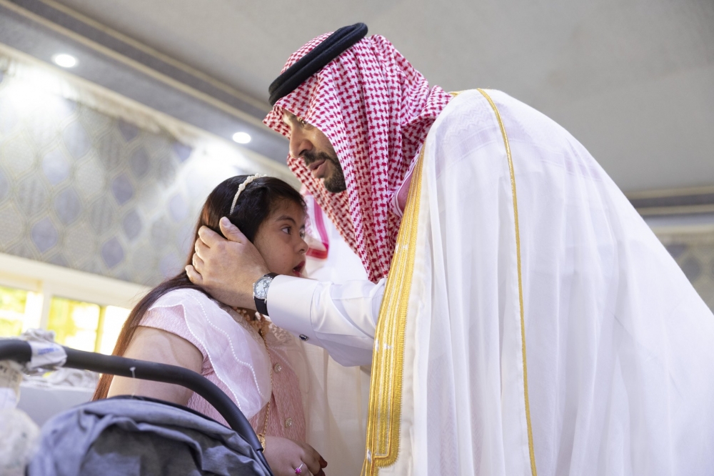 الأمير فيصل بن خالد بن سلطان يُعايد نزلاء مركز التأهيل الشامل بمنطقة الحدود الشمالية