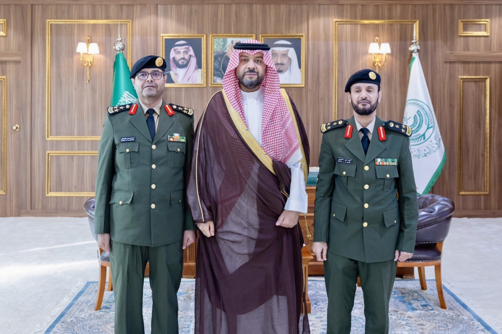 سمو أمير الحدود الشمالية يستقبل مدير سجون المنطقة السابق والمعين حديثاً