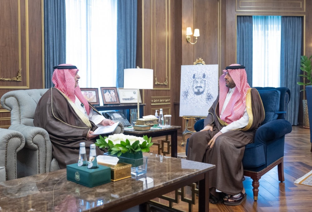 سمو أمير الحدود الشمالية يتسلّم التقرير السنوي لأعمال فرع وزارة الموارد البشرية لعام 2024