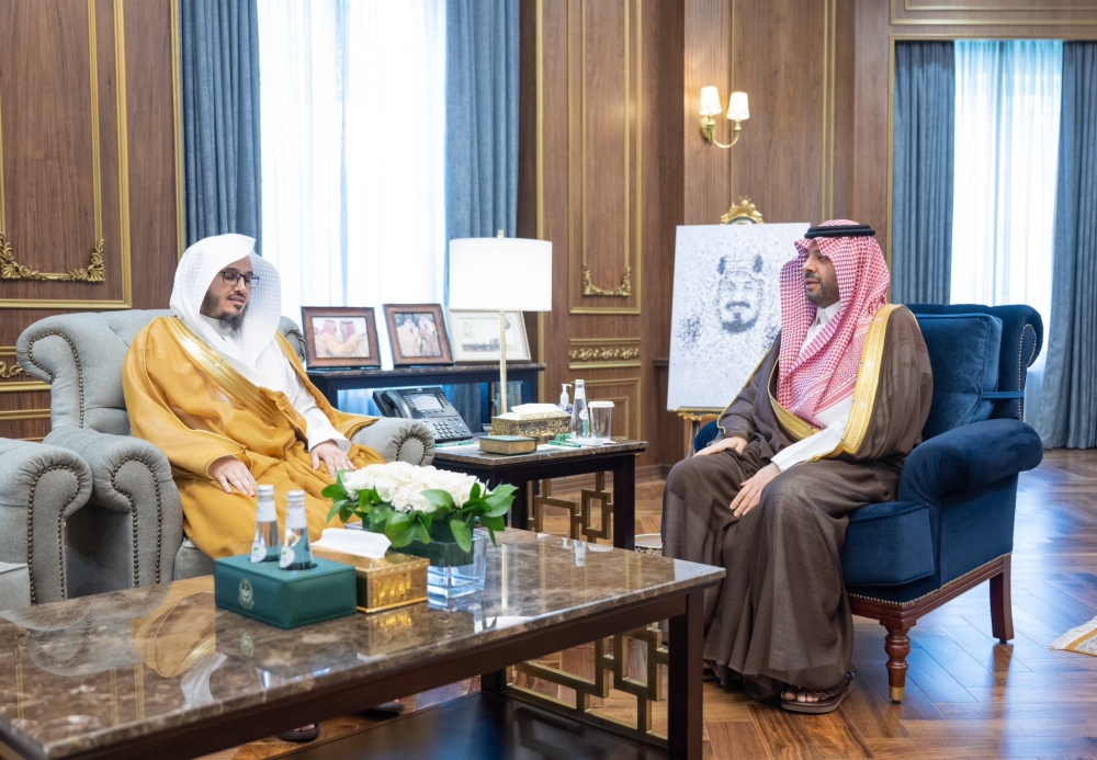 الأمير فيصل بن خالد بن سلطان يستقبل رئيس المحكمة الإدارية بمنطقة الحدود الشمالية