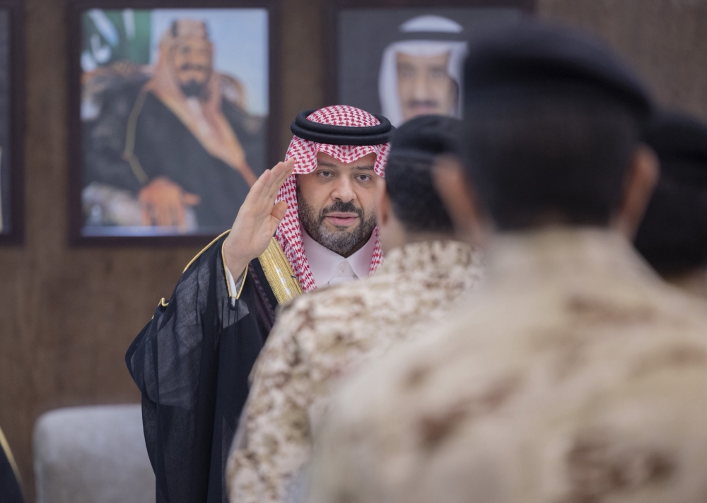 سمو أمير الحدود الشمالية يستقبل أعضاء اللجنة الأمنية الدائمة