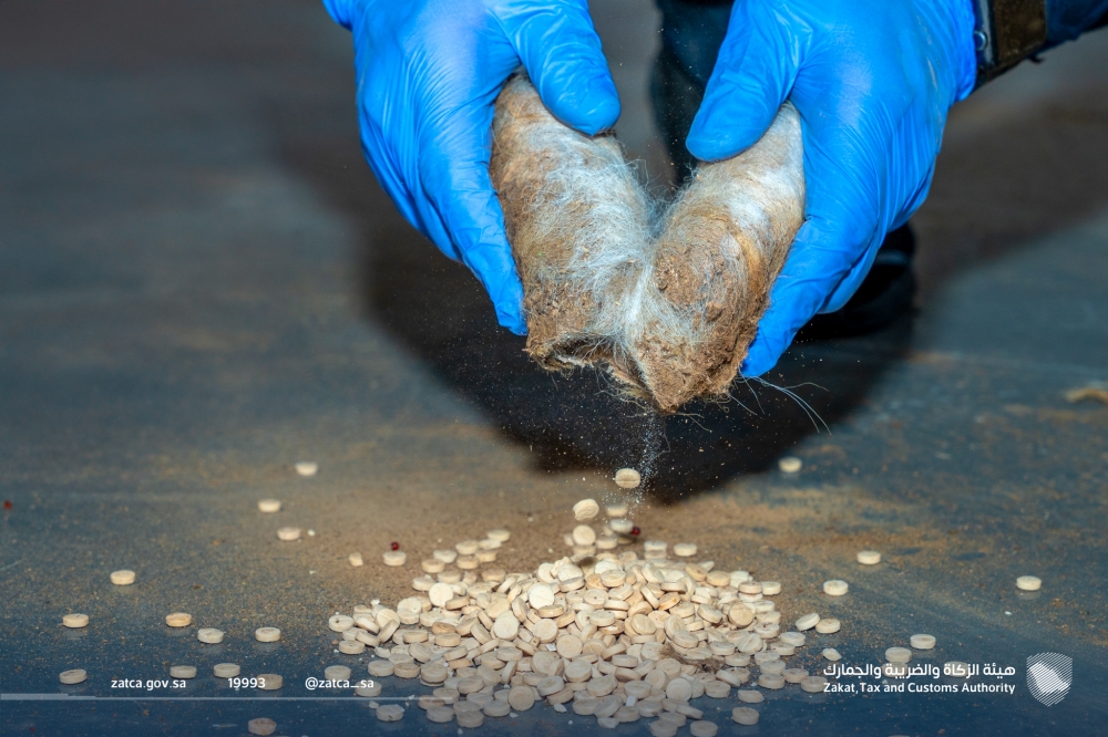 هيئة الزكاة والضريبة والجمارك بمنفذ الحديثة تُحبط محاولة تهريب أكثر من 400 ألف حبة من الإمفيتامين المخدر (الكبتاجون) مُخبأة في فرو