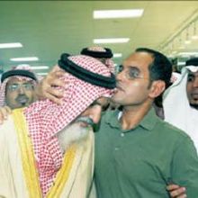 رجوع (( العنزي)) من سجون أمريكا تشعل قناديل الفرح بمطار الملك عبدالعزيز