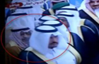 بالفيديو شخص قطري يدفع الأمير مقرن في مجلس عزاء الأمير سلطان!