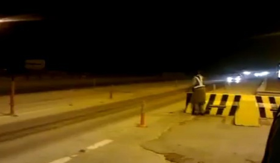 لحظات الموت تعليق مثبت السرعه في جيب لكزس ورجال أمن الطرق بنقطة تفتيش يخلون الطريق ( مرفق فيديو )