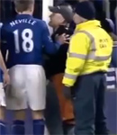 آخر تقليعات المشجعين بالدوري الانجليزي : مشجع يقوم بتقييد نفسه بالمرمى ( مرفق فيديو )