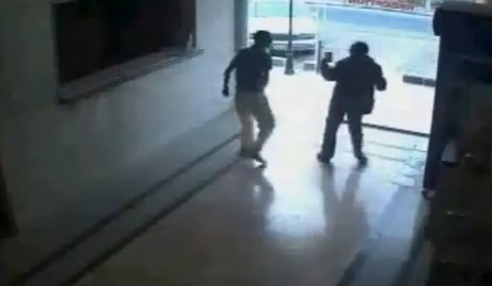 انتشار مقطع يويوتيوب لمواطن يعتدى على وافد أجنبي بالضرب المبرح بدون ادنى ذنب وبلا رحمه