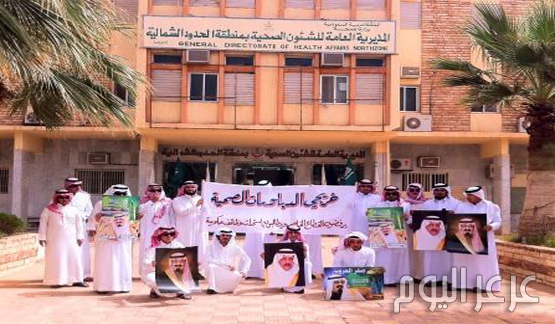 خريجو الدبلومات يتجمعون أمام صحة الشمالية ومديرها يؤجل مقابلتهم