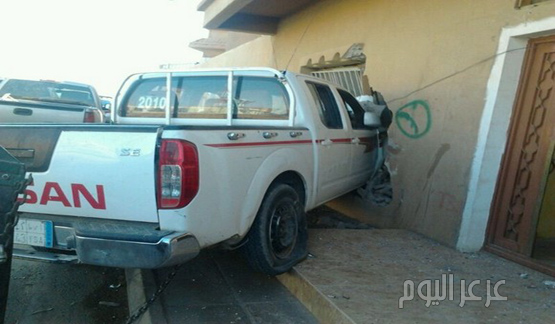 نجاة عائلة داخل منزلها بعرعر بعد قيام متهور بصدم سور المنزل ( صور )