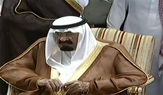 خادم الحرمين الشريفين يتقدم المصلين على ولي العهد رحمه الله ( مرفق فيديو الصلاة )