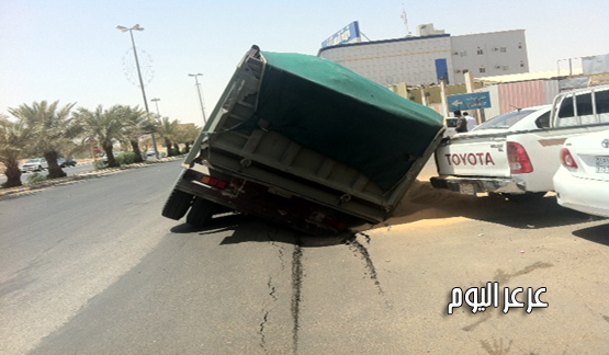 سقوط شاحنة بعد إنهيار طبقة إسفلتية بحي المساعدية بعرعر ( صور )