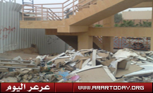 أنقاض تعيق إستخدام الطالبات لجسر المشاة بطريق الملك عبدالعزيز (صور بالداخل)
