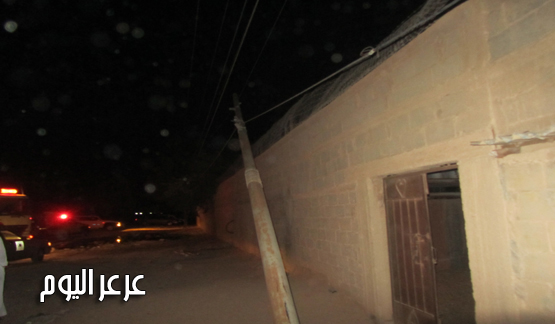 قائد ( شيول ) يتسبب بسقوط عامود كهرباء على أحد الأحواش ( صور )