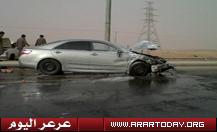 حادث اصطدام ينتج عنه انقلاب سيارة واحتراق اجزاء من السيارة الأخرى (صور الحادث)