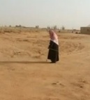 رجل مسن اعمى يستدل على المسجد بحبل