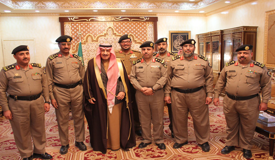 سمو أمير المنطقة يقلد ( 6 ) ضباط بشرطة المنطقة رتبة عميد