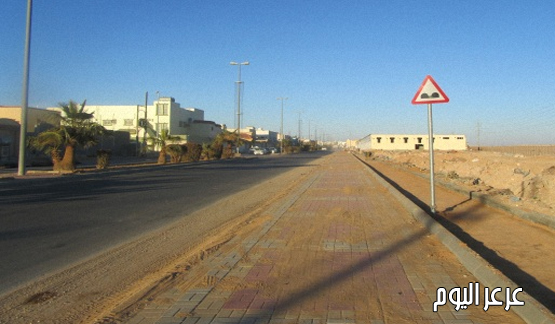 أمانة المنطقة تقتطع أجزاء من طريق رئيسي وتقوم بوضع رصيف معرضه حياة المواطنين للخطر