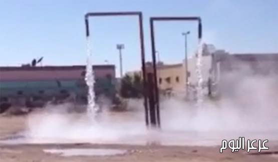 عرعر اليوم ترصد بقاء ( شيب ) حي المنصورية والمياة تنهمر منه دون وجود من يغلقه ( فيديو )