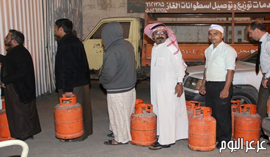 أهالي عرعر في طوابير طويلة للحصول على الغاز .. والجهات الأمنية تنظم حركة السير ( صور )
