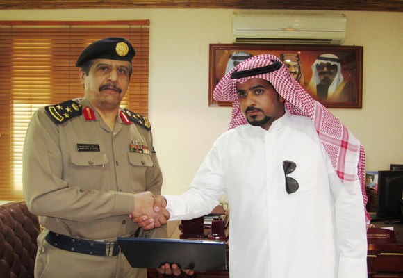 مدير الدفاع المدني بالمنطقة الشمالية يكرم المواطن العنزي بعد أن أنقذ طفلاً من الغرق في مدينة عرعر