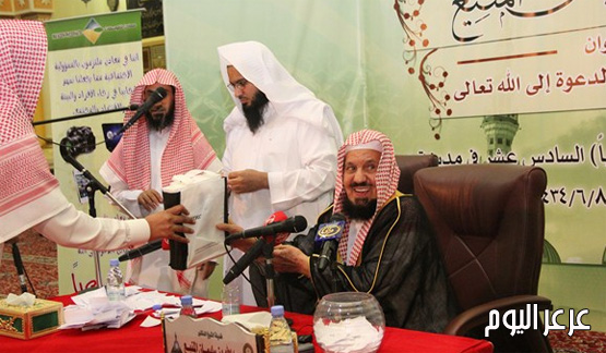 الشيخ عبدالله المنيع يلقي محاضرة .. ويلقن عدد من المسلمين الجدد شهادة إعلان إسلامهم ( صور )